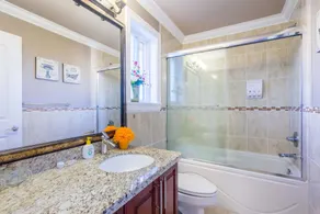 Vancouver Yuelai Guesthouse - Baño