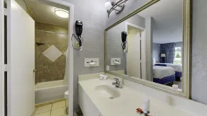 Days Inn by Wyndham Orlando Downtown - Salle de bain
