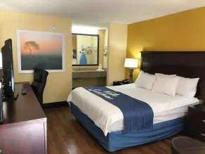 Days Inn by Wyndham King-Winston Salem Area - Room