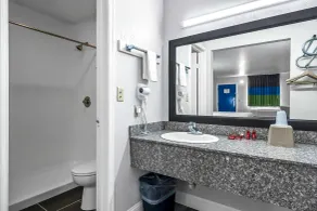 SureStay Hotel by Best Western Oklahoma City West - Bathroom