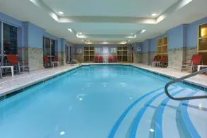 Holiday Inn Express Tower Center New Brunswick by IHG - Piscina