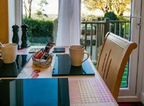 Cosy Snug Room with En-Suite - Near Lyme Regis - Private Balcony with Sunset Views - Free Parking & WiFi - Tea Room opposite serving local produce - Rum
