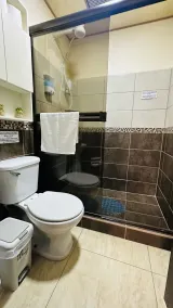 Senderos Apt 1, 5 min to SJO, self check-in - Baño