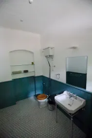 Bawlana Estate Kandy by Maniumpathy close to Pekoe Trail Stage 1 & 2 - Bathroom