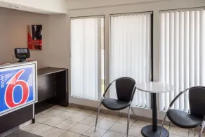 Motel 6 Bakersfield, CA - Convention Center - Coin salon dans le hall
