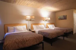 EasyStay Inn & Suites Fernie - Zimmer
