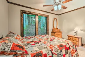 3 Mi to Beech Mtn: Treetop Cabin w/ Deck & Views - Interiör