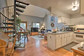 Pet-Friendly Townhome w/ Community Hot Tub! - Intérieur