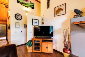 Riverside Log Cabin: On-site Aurora Viewing! - Interior