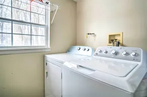 Eastlake Home w/ Patio < 1 Mi to Lake Erie! - Innvendig