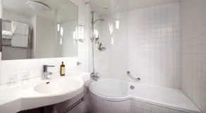Home Hotel Wellington - Bathroom