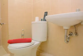Beautiful 2BR with Direct Access to Pool Green Bay Pluit Apartment By Travelio - Badeværelse
