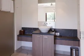 Sea Temple Palm Cove 2 Bedroom Luxury Apartment - Bathroom