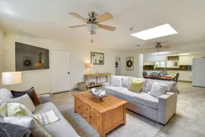8 Mi to Dtwn: Spacious Home w/ Fire Pit in Fresno! - Interiör