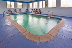 Super 8 by Wyndham DeKalb IL - Pool