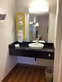 Motel 6-North Palm Springs, CA - North - Badezimmer
