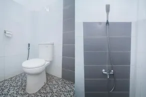 Hotel O Ndalem Padma Asri Guest House - Bathroom