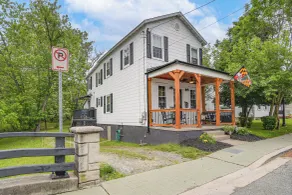 Walk to Town & River: Charming Home in North East! - Interiör