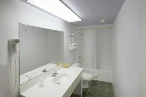 America's Best Value Inn Litchfield - Bathroom