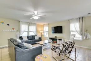 Galloping Seahorse Seabrook Home ~ 4 Mi to Nasa! - Interior
