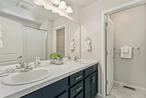 First Class Stylish Townhome near Old Town! - Badrum
