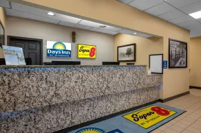 Super 8 by Wyndham Perrysburg-Toledo - Hall
