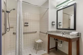 Garner Hotel Warren Northwest by IHG - Badezimmer