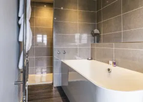 Crown and Castle - Bathroom
