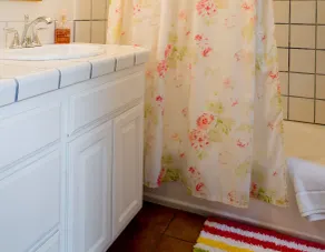 Secret Garden Inn & Cottages - Bathroom