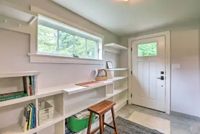 Barn-Like Studio Suite w/ Flowering Garden! - Interiör