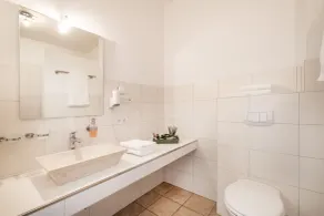 Hotel Pharisäerhof - DAS Hundehotel auf Nordstrand mit Restaurant und Café - Bathroom