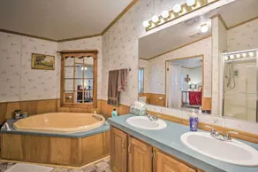 Cedar Creek Lake Access: Retreat w/ Deck - Innvendig