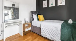 Cosy 3-Bedroom Serviced House with Free Fast WiFi and Parking for 2 Cars By Redwood Stays - Zimmer