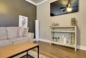 3 Mi to Shops & Eats in Uptown: Greenwood Studio - Interior