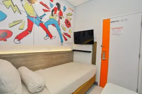 Front One Budget Hotel Tirtonadi Solo - Room