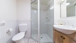 Magnificence At Airlie - Bathroom