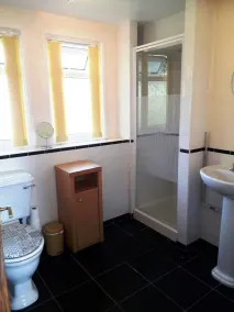 Sheena's Dartmouth Chalets - Bathroom