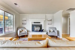 8 Mi to Jacksonville: Oregon Getaway w/ Deck! - Intérieur