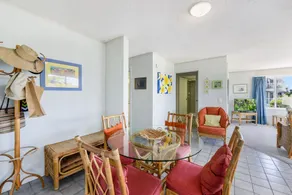 2 Ocean Shores - Essbereich im Zimmer