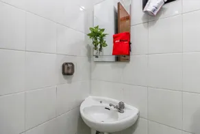 RedDoorz Plus near Trisakti University - Salle de bain