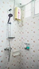 RoomQuest One Bangsaray - Casa de banho