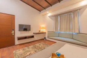 tusker trail corbett - Room