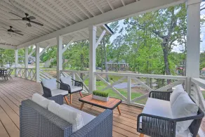 Luxe Lakefront Getaway w/ Porch + Water View! - Interiör