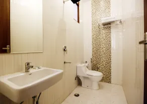 Airport Hotel Chanakya - Bathroom