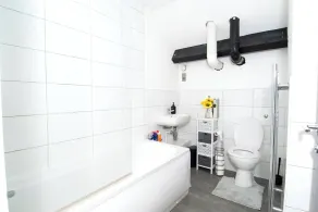 Charming 2-Bedroom Apartment in Bradford with City Views - Badrum