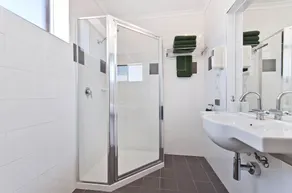 Comfort Inn On Raglan - Bathroom