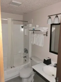 Super 8 by Wyndham North Platte - Salle de bain