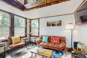 River-view Home w/ Fire Pit & Grill! - Interiör