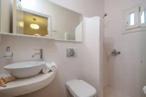 Irini Studios - Bathroom