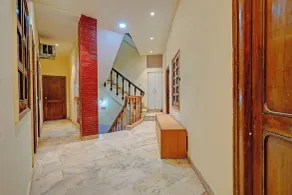 Via Crown DX - Lobby